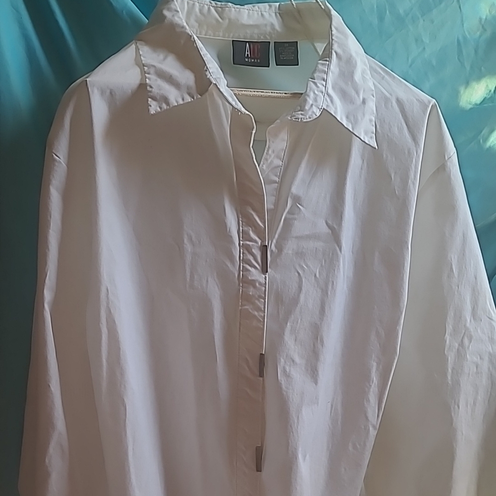 Women's White Shirt Embellished snap front closures 5 down the front Size 2x